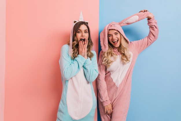 Heureuse femme blonde posant en lapin kigurumi