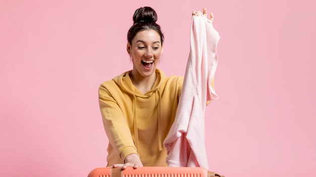 Heureuse Femme Déballant Ses Bagages