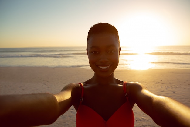 Heureuse femme debout sur la plage