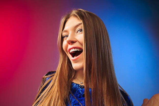 Heureuse Femme Debout, Souriant Sur Fond De Studio Coloré. Beau Portrait De Femme Demi-longueur. Jeune Femme Satisfaite. émotions Humaines, Concept D'expression Faciale.