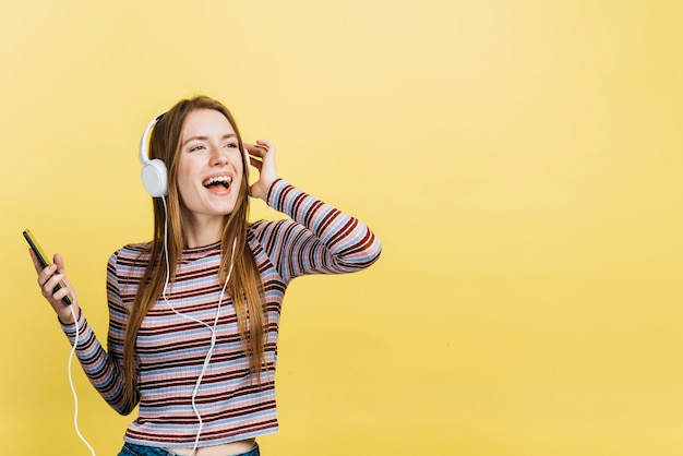 Heureuse femme écoutant de la musique