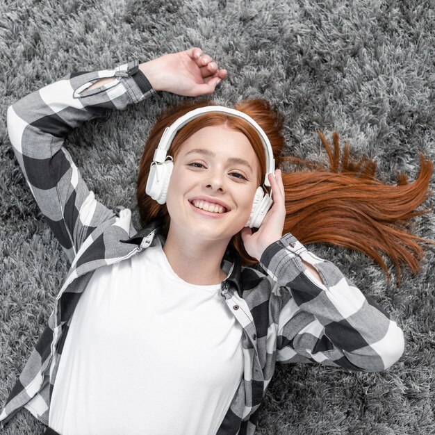 Heureuse femme écoutant de la musique