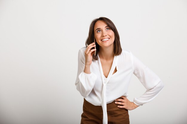 Heureuse femme élégante téléphone parlant