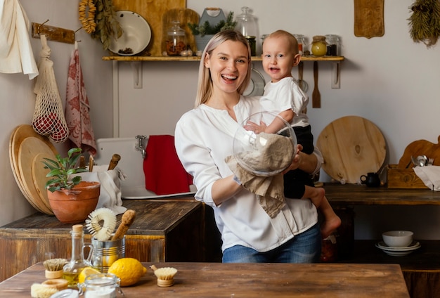 Heureuse femme et enfant coup moyen