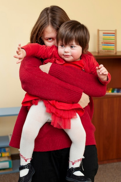 Heureuse Femme Et Enfant Trisomique