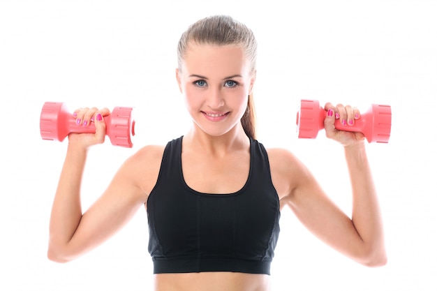 Heureuse femme faisant des exercices avec des haltères