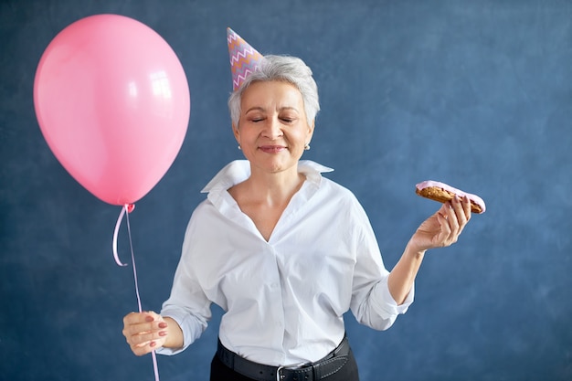 Heureuse femme fête son anniversaire.