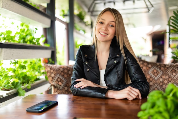 Heureuse femme à l'heure d'été du café en plein air