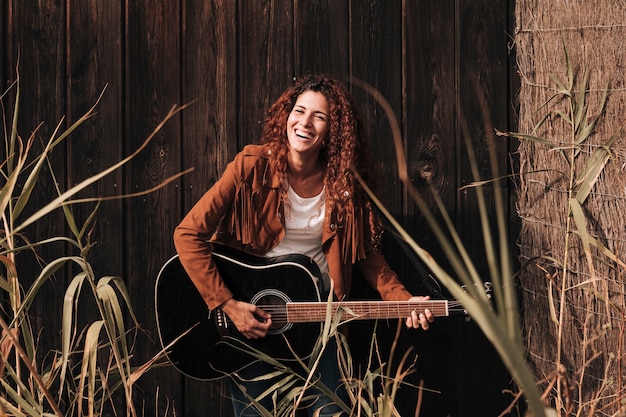 Heureuse femme jouant de la guitare