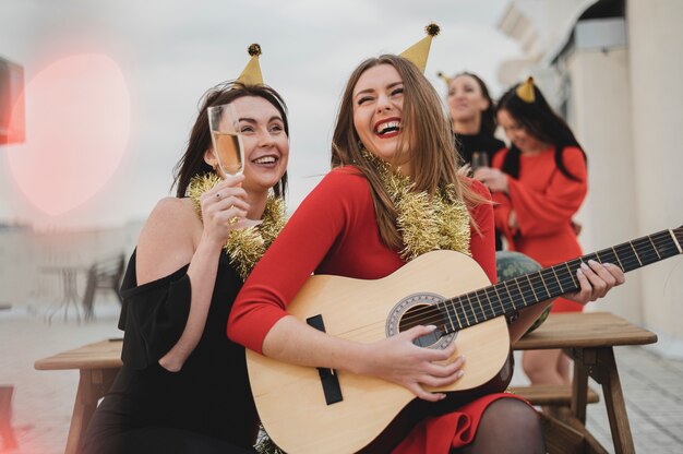 Heureuse femme jouant de la guitare