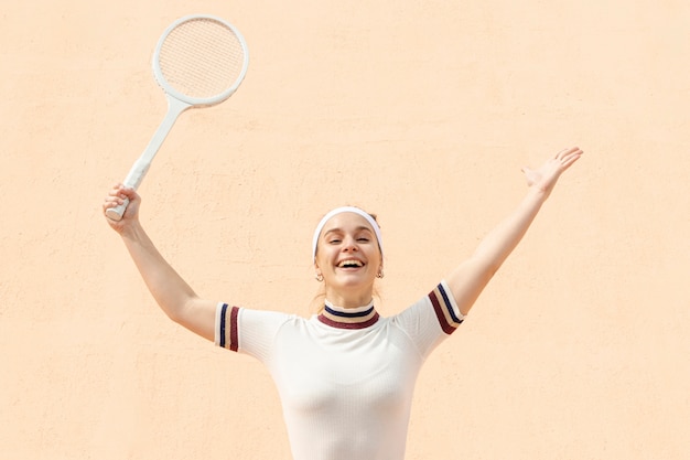 Photo gratuite heureuse femme joueuse de tennis après le match