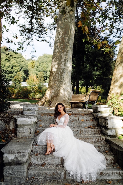 Photo gratuite heureuse femme mariée dans une robe de mariée posant