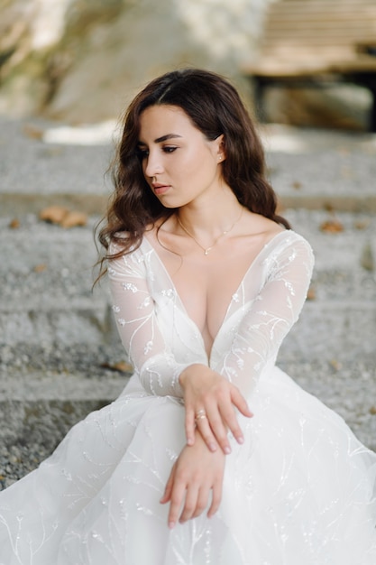 Heureuse femme mariée dans une robe de mariée posant