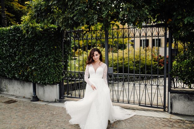 Heureuse femme mariée dans une robe de mariée posant