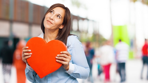 Heureuse Femme En Pensant à Son Anniversaire