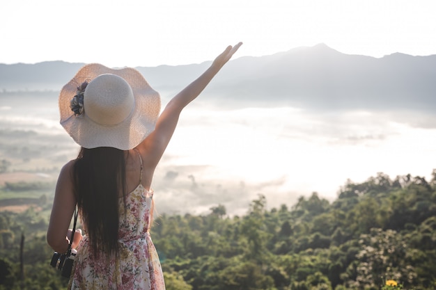 Heureuse femme pointant sur le point de vue