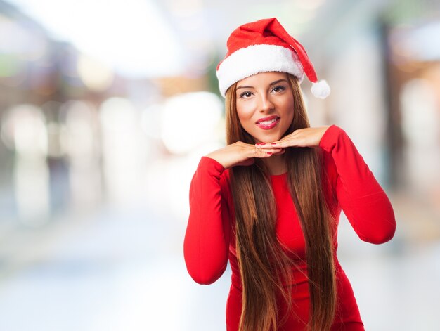 Heureuse femme portant le père noël chapeau