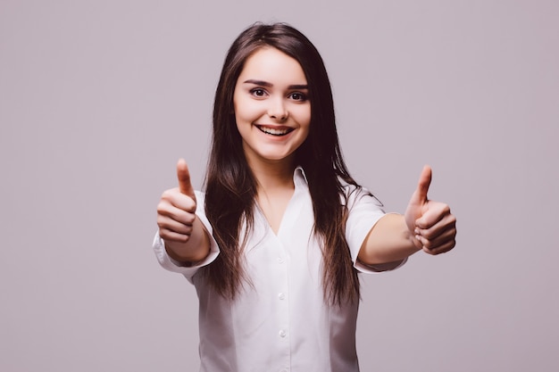 Photo gratuite heureuse femme pouces vers le haut isolé sur fond blanc