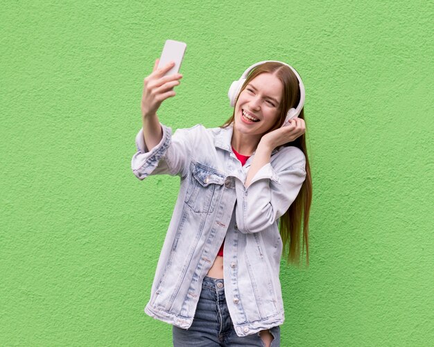 Heureuse femme prenant un selfie