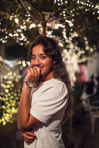 Heureuse femme de race blanche bronzée dans un parc d'attractions