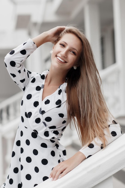 heureuse femme souriante en plein air