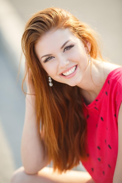 Photo gratuite heureuse femme souriante en plein air
