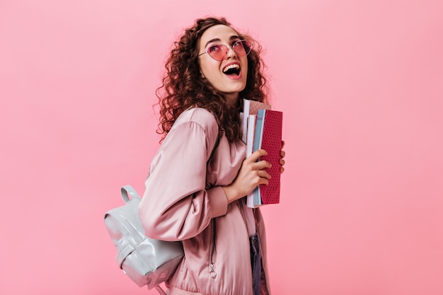 Heureuse Femme Tenant Des Cahiers Et Sac à Dos