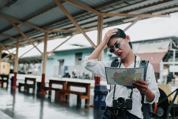 Heureuse femme voyageant dans le train, les vacances, les idées de voyages.