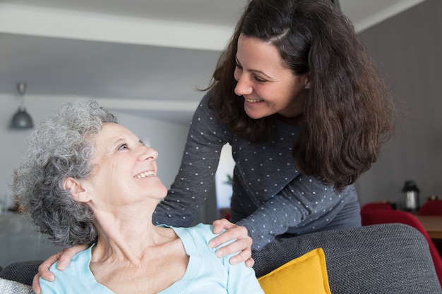 Photo gratuite heureuse fille adulte en visite mère âgée