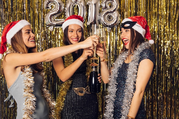 Photo gratuite heureuse filles buvant du champagne sur la fête du nouvel an