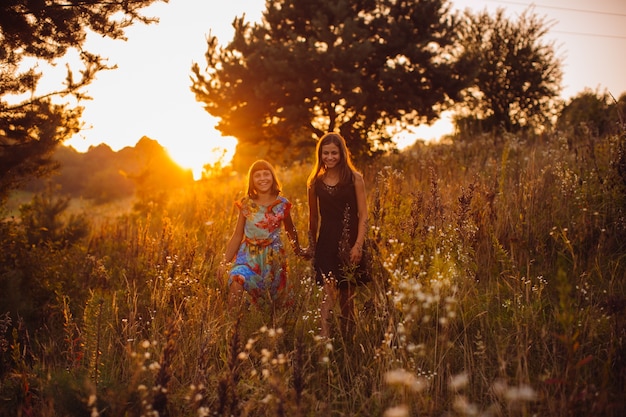 Heureuse filles marchent sur le terrain