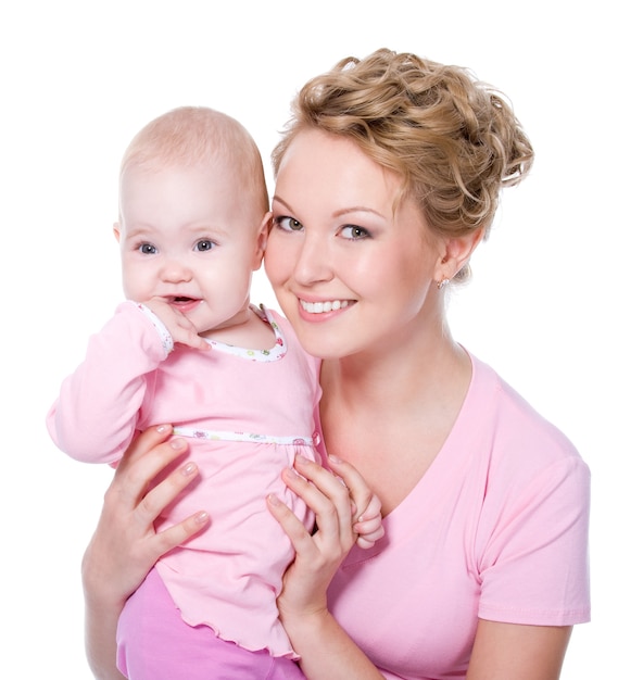 Photo gratuite heureuse jeune belle mère avec un sourire attrayant tenant son bébé -