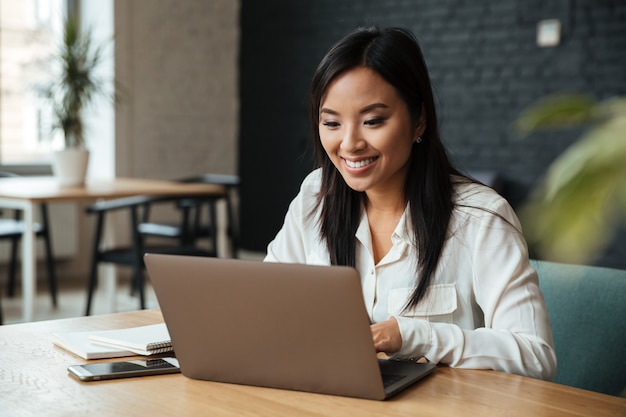 Heureuse jeune femme d'affaires asiatique