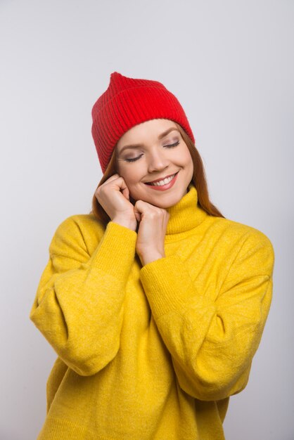 Heureuse jeune femme au bonnet rouge