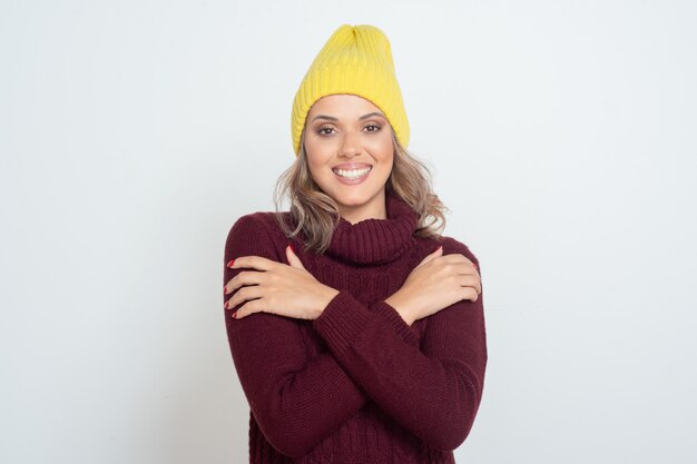 Heureuse jeune femme au chapeau jaune