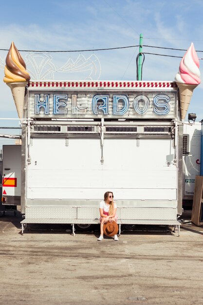 Heureuse jeune femme ayant des glaces