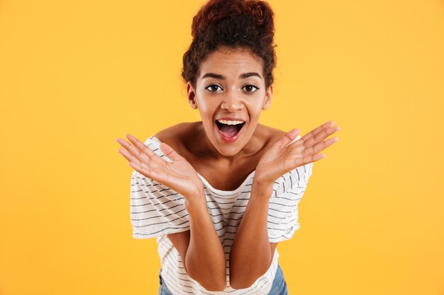 Heureuse jeune femme avec la bouche ouverte, souriant