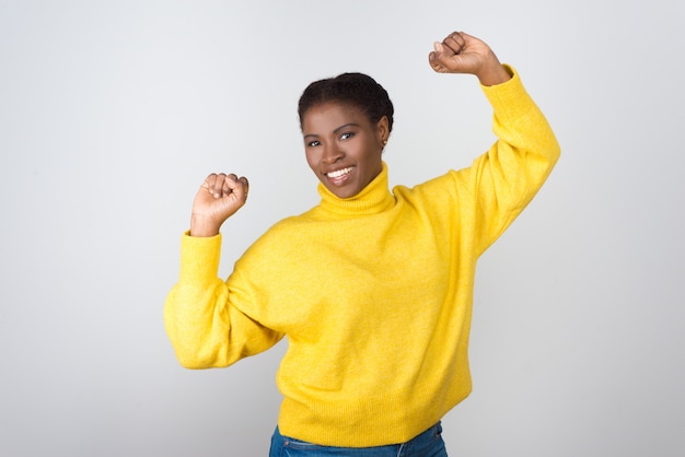 Heureuse jeune femme célèbre le succès