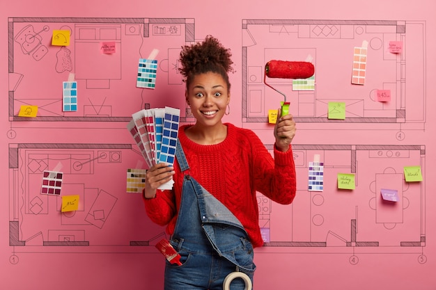 Heureuse jeune femme concepteur planification de la rénovation de l'appartement moderne