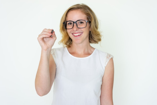 Heureuse jeune femme écrivant dans l&#39;air