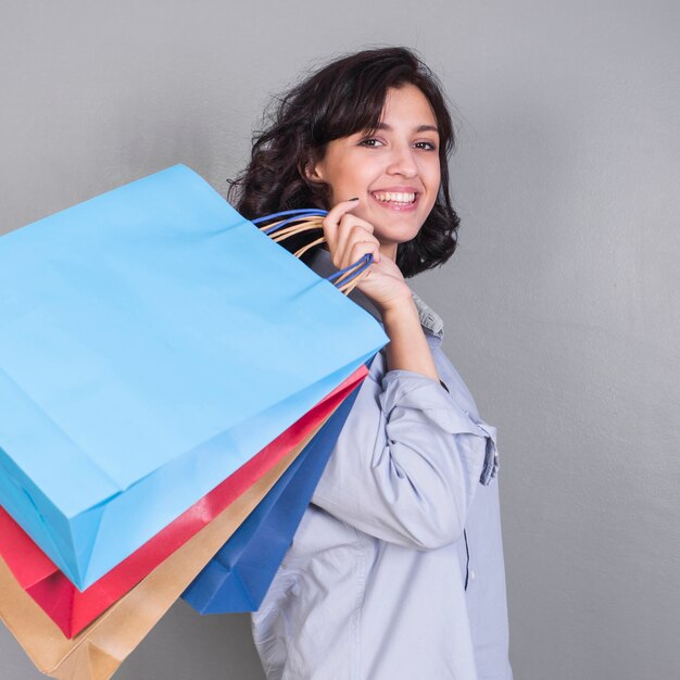 Heureuse jeune femme avec des sacs à provisions