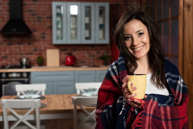 Heureuse jeune femme souriante