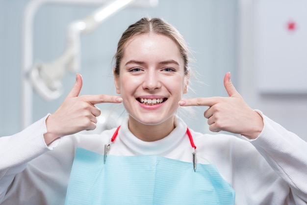 Heureuse jeune femme souriante