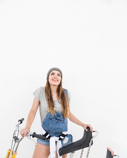 Heureuse jeune femme à vélo en levant