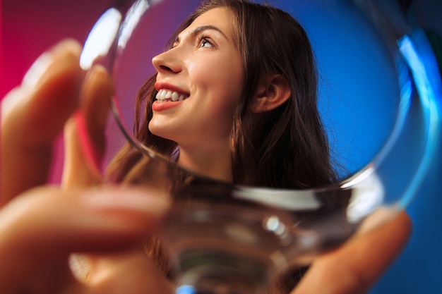 heureuse jeune femme. Visage mignon féminin émotionnel. Vue depuis le verre