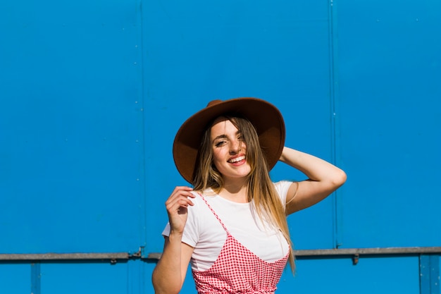 Heureuse jeune fille dans le parc d&#39;attractions