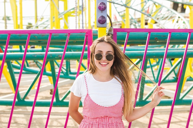 Heureuse jeune fille dans le parc d&#39;attractions