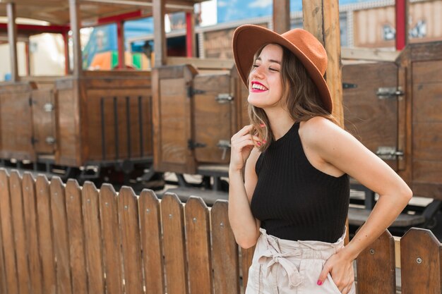 Heureuse jeune fille dans le parc d&#39;attractions