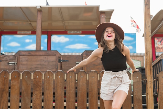 Heureuse jeune fille dans le parc d&#39;attractions