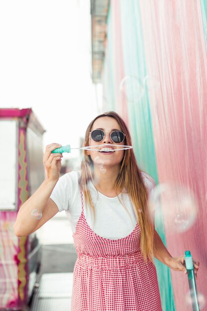 Heureuse jeune fille dans le parc d&#39;attractions